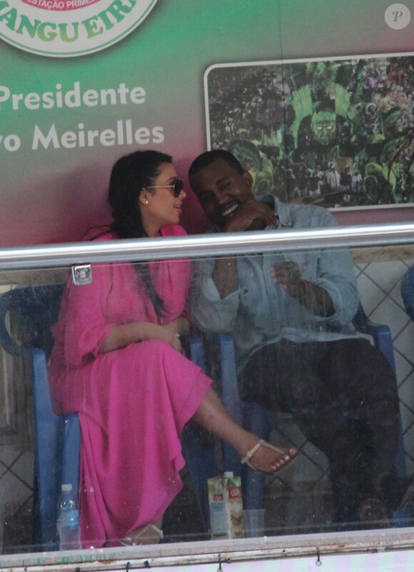 Kim Kardashian, enceinte, et Kanye West assistent à un des événements du Carnaval de Rio, le 9 février 2013. Ils étaient très complices.