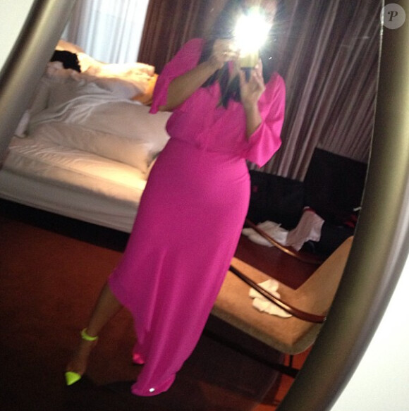 Kim Kardashian a dévoilé sur Twitter la tenue qu'elle allait porter pendant la journée du 9 février 2013.