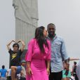 Kim Kardashian, enceinte, et Kanye West ont visité le "Cristo Redentor", la statue du Christ rédempteur sur les hauteurs de Rio de Janeiro.