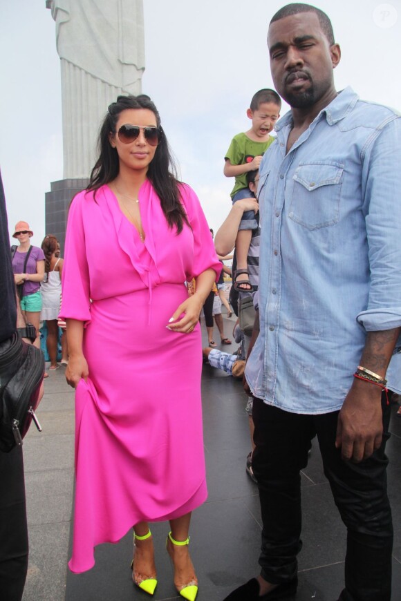Kim Kardashian, enceinte, et Kanye West ont joué les touristes devant le "Cristo Redentor", la statue du Christ rédempteur sur les hauteurs de Rio de Janeiro.