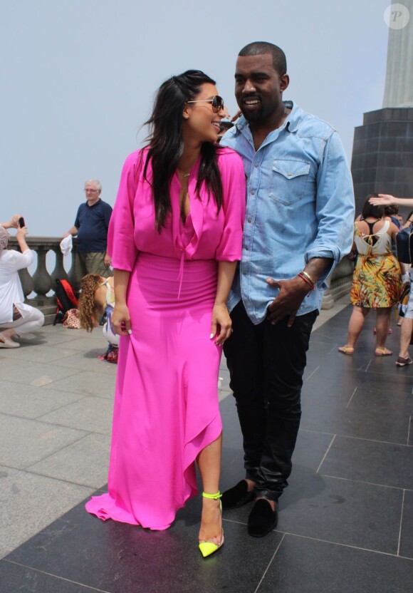 Kim Kardashian, enceinte, et son compagnon le rappeur Kanye West ont visité le "Cristo Redentor", la statue du Christ rédempteur sur les hauteurs de Rio de Janeiro.