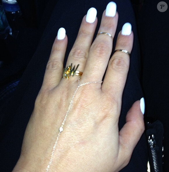 Kim Kardashian dévoilait une bague hommage à son chéri Kanye West.