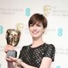 Anne Hathaway remporte le prix de la meilleure actrice dans un second rôle pendant la cérémonie des BAFTA à Londres le 10 février 2013.