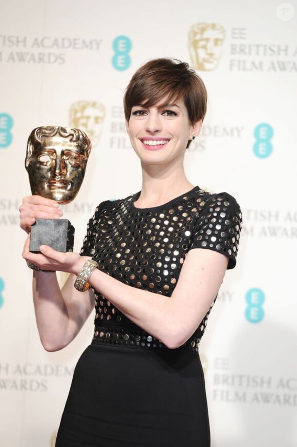 Anne Hathaway remporte le prix de la meilleure actrice dans un second rôle pendant la cérémonie des BAFTA à Londres le 10 février 2013.