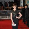 Anne Hathaway face aux photographes à la cérémonie des BAFTA à Londres le 10 février 2013.