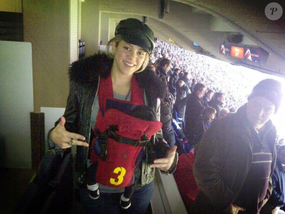 Shakira avec Milan pour voir le match de son compagnon Gerard Piqué le 10 février 2013 au Camp Nou de Barcelone.