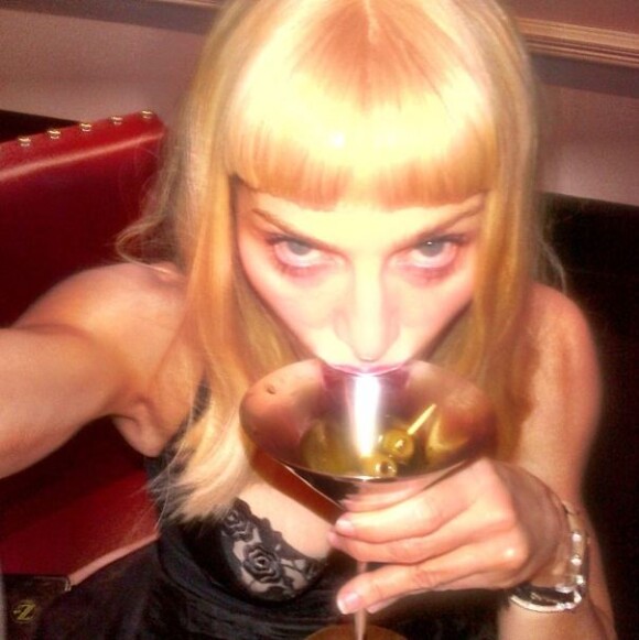 Madonna prend la pose chez elle, un verre à la main, le 10 février 2013.