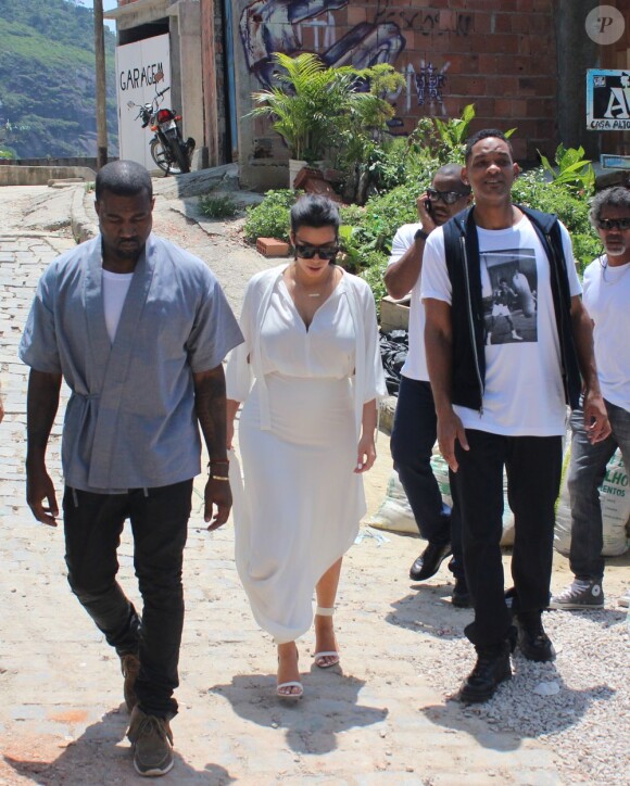 Kanye West, Kim Kardashian en compagnie de Will Smith visitent l'une des favelas de Rio de Janeiro, le 10 février 2013.
