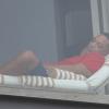 Will Smith en mode sieste sur la terrasse de son hôtel à Ipanema, Rio de Janeiro, le 9 février 2013.