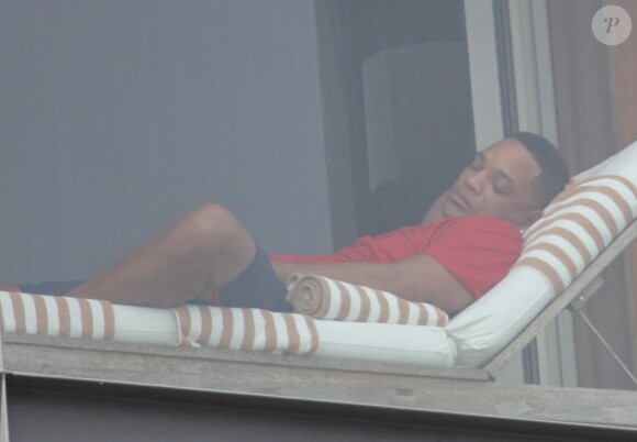Will Smith en mode sieste sur la terrasse de son hôtel à Ipanema, Rio de Janeiro, le 9 février 2013.