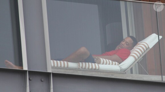 Will Smith se repose sur la terrasse de son hôtel à Ipanema, Rio de Janeiro, le 9 février 2013.