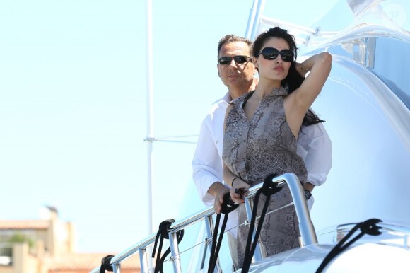 Eric Besson et son épouse Yasmine à Saint-Tropez, le 12 juilet 2012.