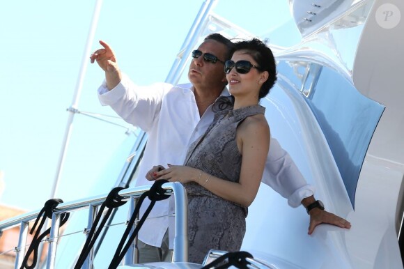 Eric Besson et son épouse Yasmine à Saint-Tropez, le 12 juilet 2012.