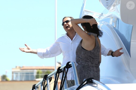 Eric Besson et son épouse Yasmine à Saint-Tropez, le 12 juilet 2012.
