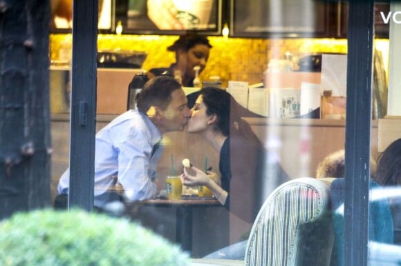 Exclu : Eric Besson et Yasmine, amoureux comme au premier jour, dans les rues de Paris, février 2013.