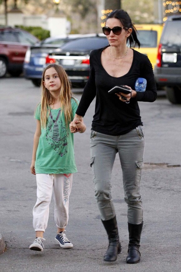 Courteney Cox et sa jeune fille Coco Arquette dans les rues de Malibu, le 18 janvier 2013.