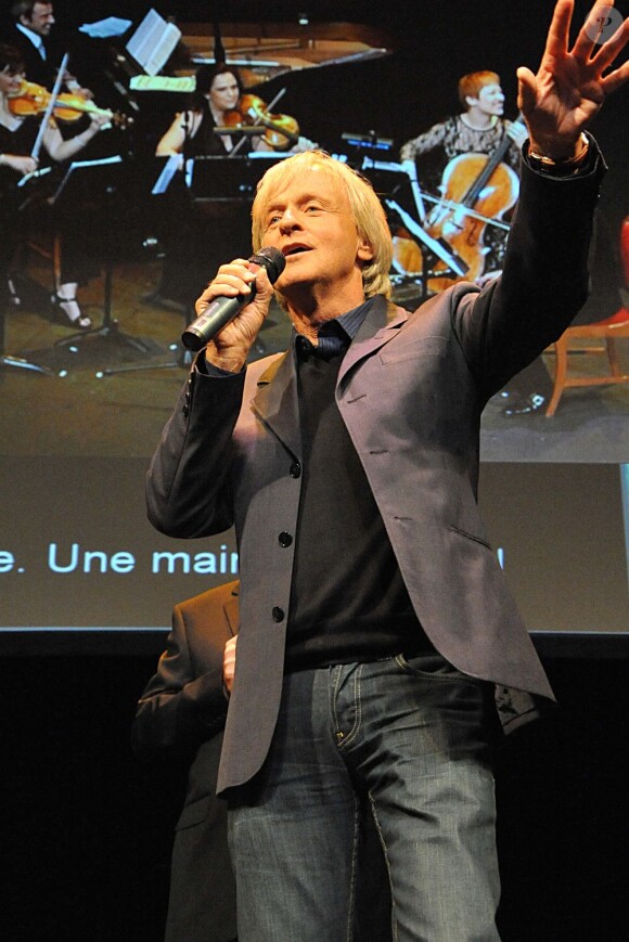 Dave à la 3e édition des Trophées de l'accessibilité au Théâtre de la porte Saint-Martin à Paris, le 11 février 2013.