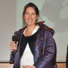 Maud Fontenoy, enceinte et resplendissante, au lancement du nouveau kit pédagogique de sa fondation dans un lycée parisien, le 12 février 2013.