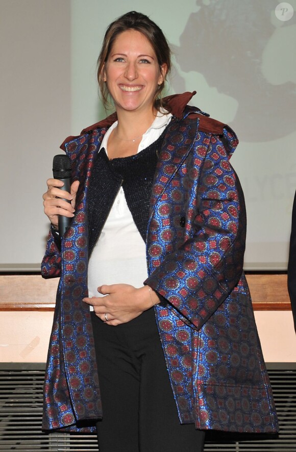 Maud Fontenoy, enceinte et resplendissante, au lancement du nouveau kit pédagogique de sa fondation dans un lycée parisien, le 12 février 2013.