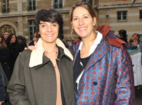 Florence Foresti et Maud Fontenoy, enceinte, au lancement du nouveau kit pédagogique de sa fondation dans un lycée parisien, Louis-Le Grand, le 12 février 2013.