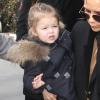 Victoria Beckham fait du shopping avec sa fille Harper lors de la Fashion Week à New York, le 12 Avril 2013.