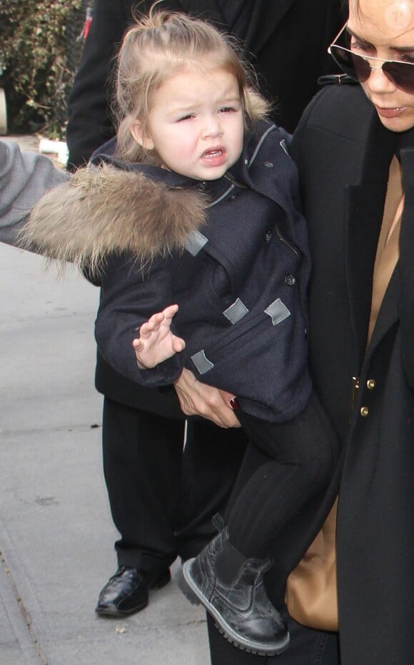 Victoria Beckham fait du shopping avec sa fille Harper lors de la Fashion Week à New York, le 12 Avril 2013.