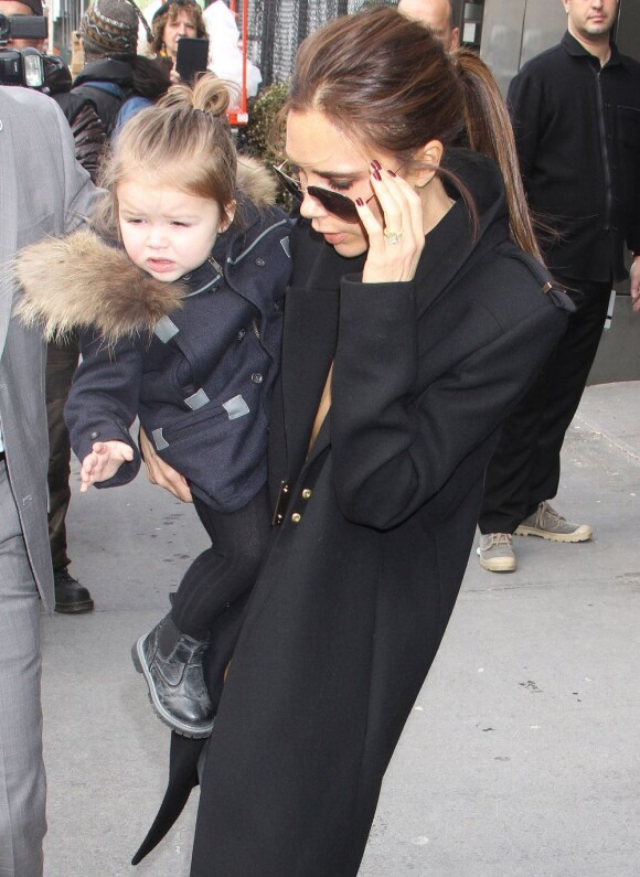 Victoria Beckham fait du shopping avec sa fille Harper pendant la Fashion Week à New York, le 12 Avril 2013.