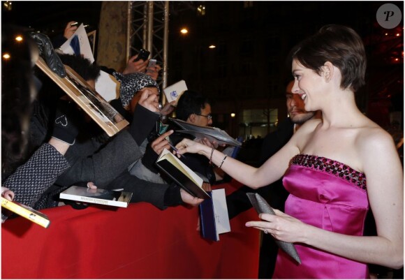 Anne Hathaway signe des autographes à la première du film Les Misérables au Gaumont Marignan sur les Champs-Elysées à Paris le 6 février 2013.