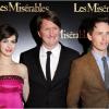 Anne Hathaway, Tom Hooper et Eddie Redmayne pendant la première du film Les Misérables au Gaumont Marignan sur les Champs-Elysées à Paris le 6 février 2013.