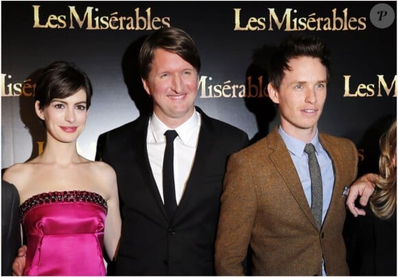Anne Hathaway, Tom Hooper et Eddie Redmayne pendant la première du film Les Misérables au Gaumont Marignan sur les Champs-Elysées à Paris le 6 février 2013.