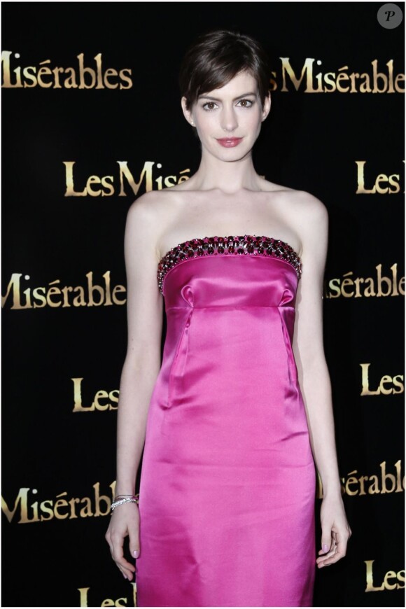 Anne Hathaway au photocall à la première du film Les Misérables au Gaumont Marignan sur les Champs-Elysées à Paris le 6 février 2013.