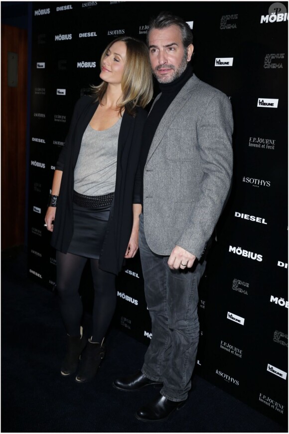 Cécile de France et Jean Dujardin posent ensemble à la première de Möbius à l'UGC Normandie de Paris le 12 février 2013.