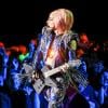 Lady Gaga à la guitare en concert pour sa tournée The Born This Way Ball Tour à Vancouver le 11 janvier 2013.