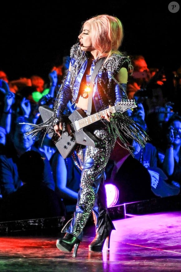 Lady Gaga à la guitare en concert pour sa tournée The Born This Way Ball Tour à Vancouver le 11 janvier 2013.