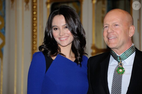 Bruce Willis avec sa femme Emma Heming, honoré par la médaille du Commandeur de l'ordre des Arts et des Lettres le 11 février 2013.