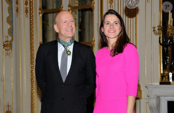 Bruce Willis décoré par la ministre Aurélie Filippetti le 11 février 2013.