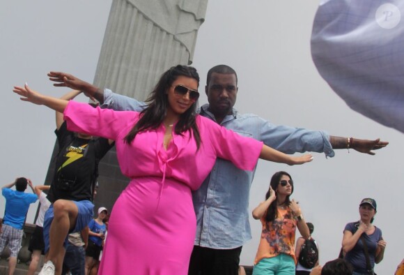 Kim Kardashian, enceinte, et Kanye West ont visité le "Cristo Redentor", la statue du Christ rédempteur sur les hauteurs de Rio de Janeiro.