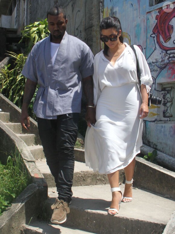 Kim Kardashian enceinte et Kanye West visitent Rio De Janeiro en compagnie de l'acteur Will Smith, le 10 février 2013. Ils ont été voir Vidigal une favela de la ville.