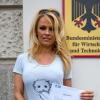 Pamela Anderson devant le ministère de l'Economie allemand à Berlin le 19 avril 2012