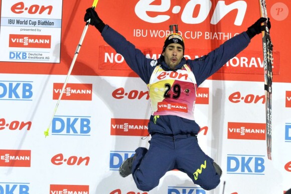 Martin Fourcade heureux comme un gamin après avoir été sacré champion du monde de biathlon sur le 20 kilomètre à Nove Mesto en Répubique Tchèque le 14 février 2013