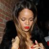 Rihanna, ravissante dans sa robe orange Lanvin, quitte le Blok au soir de la Saint-Valentin. Los Angeles, le 14 février 2013.