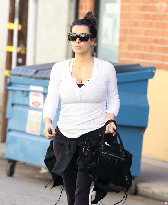 Kim Kardashian, lunettes sur le nez, sort de sa salle de gym à Los Angeles le 15 février 2013