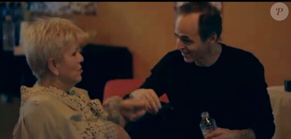 Jean-Jacques Goldman et Mimie Mathy dans le nouveau clip des Enfoirés, "attention au départ", dévoilé le samedi 16 février 2013.