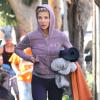 La belle Elsa Pataky se rend à son cours de Yoga avant de retrouver son mari Chris Hemsworth et leur fille India Rose à Santa Monica, le 16 février 2013.