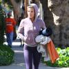 La comédienne Elsa Pataky se rend à son cours de Yoga avant de retrouver son mari Chris Hemsworth et leur fille India Rose à Santa Monica, le 16 février 2013.