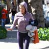 La jolie Elsa Pataky se rend à son cours de Yoga avant de retrouver son mari Chris Hemsworth et leur fille India Rose à Santa Monica, le 16 février 2013.