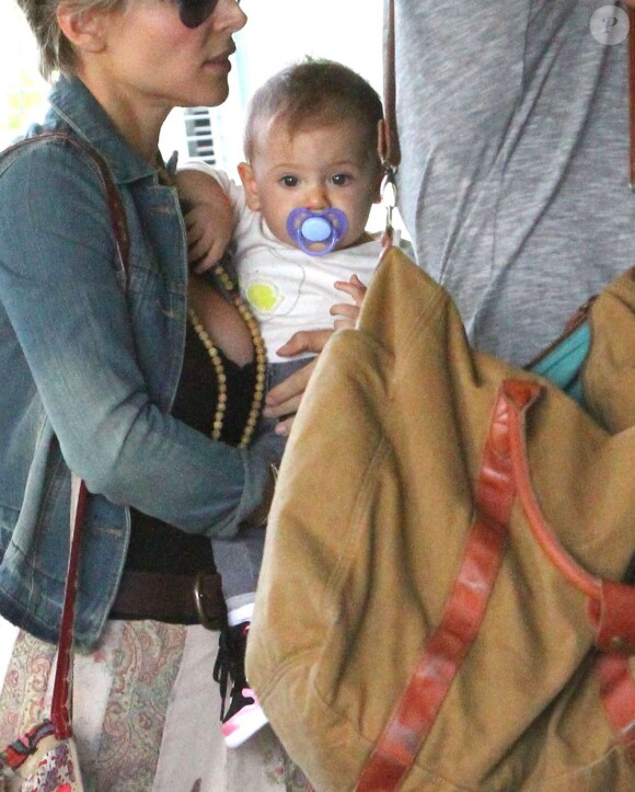 Elsa Pataky retrouve son mari Chris Hemsworth et leur fille India Rose à Santa Monica, le 16 février 2013.