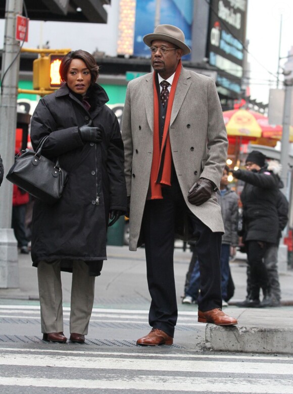 Forest Whitaker et Angela Bassett en attente sur le tournage du film Black Nativity à Times Square, New York City, le 5 février 2013.