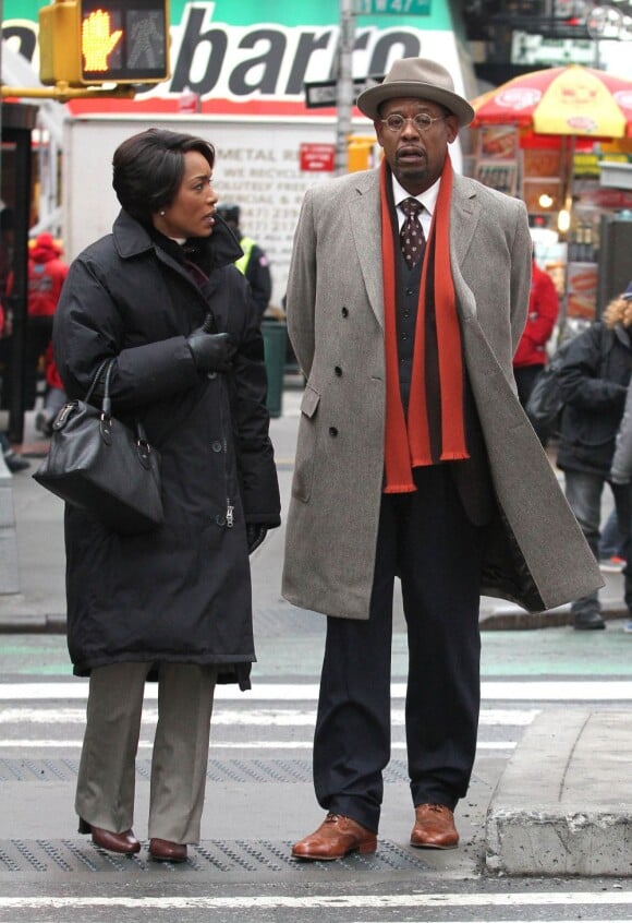 Forest Whitaker et Angela Bassett en pleine discussion pendant le tournage du film Black Nativity à Times Square, New York City, le 5 février 2013.