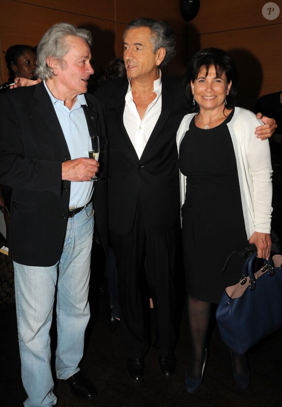Alain Delon, Bernard-Henri Lévy et Anne Sinclair à Paris, le 5 juin 2012. 